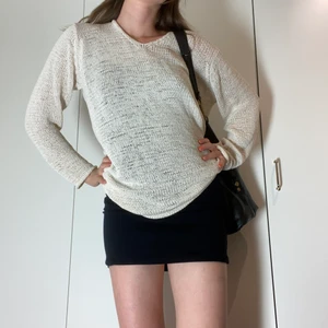 Virkad nättröja i vit  - Virkad nättröja i vit. Fin kvalite. Inköpt second hand. Perfekt för höst och sensommar. Storlek 38/40. Märket är okänd eftersom lappen är borta.