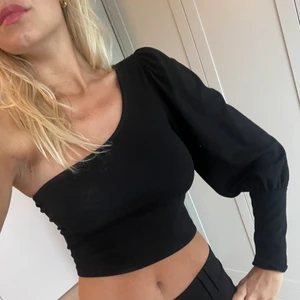 tröja med en arm - Fin party topp från Nakd med en arm. Köpt för längesen och varsamt använd! 