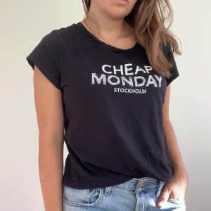 Svart Cheap Monday T-shirt - Cool tröja från Cheap Monday i str M 🖤✨