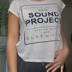 Fin t-shirt - T-shirt från H&M med textruta. I storleken XS men är mer S/M❤️De stora bokstäverna har börjat ”lossna” därav sänker jag priset , (tycker dock att den ser lite coolare ut så)😉Väldigt skön att bara ha hemma eller sova i om man inte vill ha den ute💕