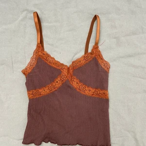 Linne - Så fint linne till hösten, från Urban Outfitters. Storlek S. Köparen står för frakt. Tryck inte på köp direkt, utan skriv först!