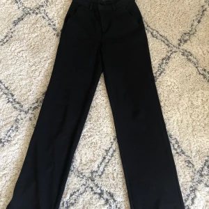 Svarta kostymbyxor - Svarta trendiga och sköna kostymbyxor, sparsamt använda, säljer då de inte passar mig längre, strl. Sx30