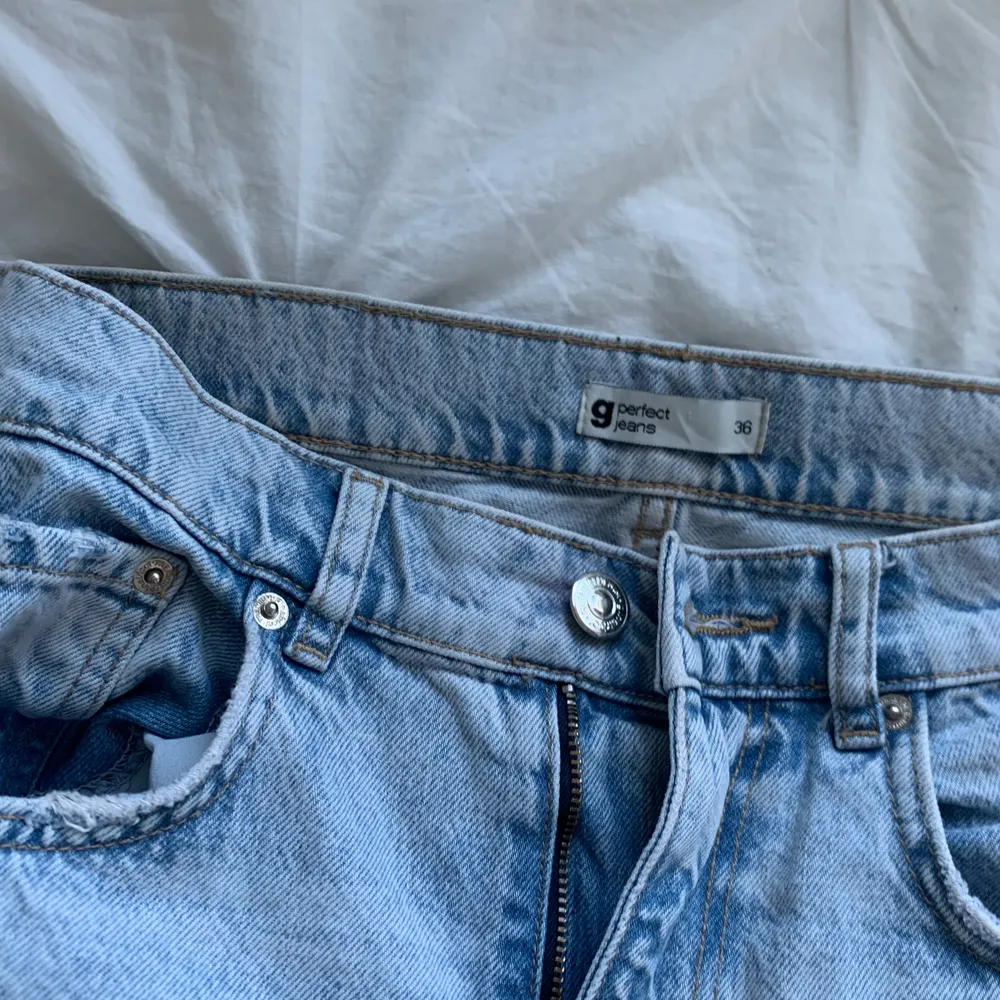 Säljer dessa högmidjade straight jeans från gina! Säljer då jag växt ur dom. Är väldigt skrynkliga på bilden då de är ny tvättade☺️Väldigt fint skick🌞🌞. Jeans & Byxor.