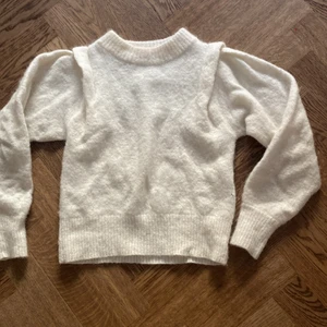 Vit stickad tröja🥰 - Vit stickad i alpacka ull med lite mer ”puffärmar”, fint skick och köptes förra vintern för cirka 400kr💞