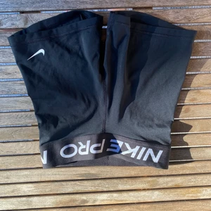 nike shorts - nike shorts, små och använda ganska mycket. sitter tajt i låren om du har stora lår