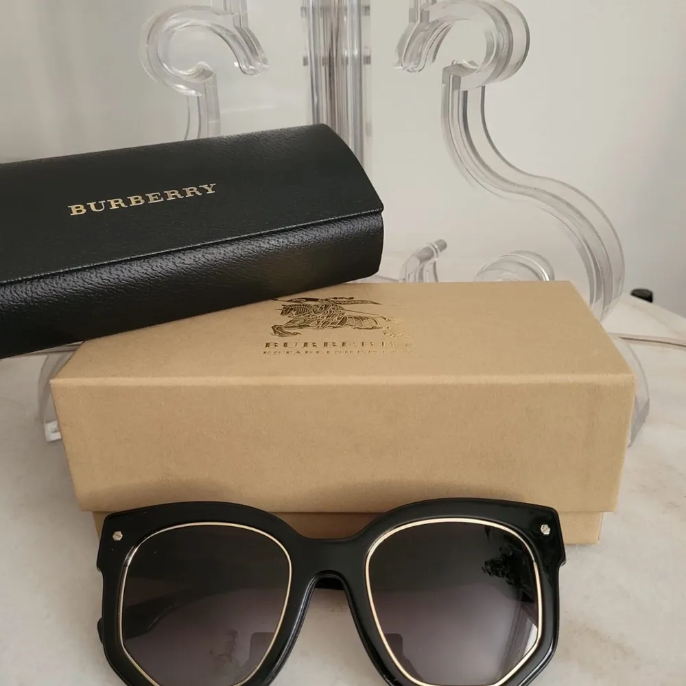 Äkta Burberry solglasögon, knappt använda och i ny skick.. Accessoarer.