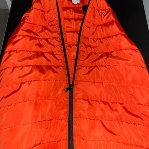 Hugo boss väst - Säljer en Hugo boss väst köpte den från Boozt. Använde den när ja va liten. Säljer den för att västen har blivit för liten för mig. Om du är intresserad av västen skriv privat.  Storlek XS/12 junior. tror den passar en person som är 170.