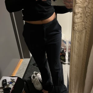 Mörkblåa kostymbyxor  - Low/mid 