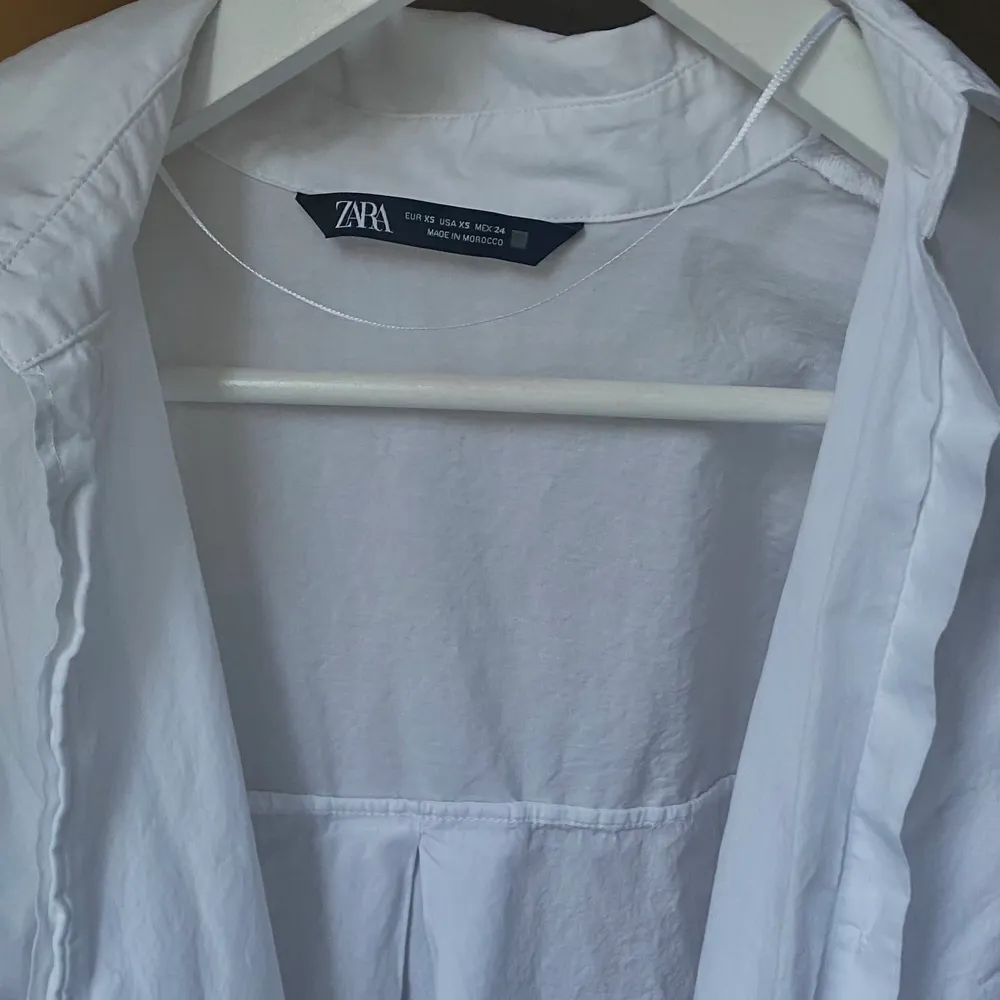 Vita overssized skjorta från zara, endast använd 1 gång. Skjortor.