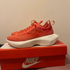 Röda Nike sneakers i nyskick! - Röda, coola sneakers från Nike. Använda en gång så i nyskick! Storlek 38.5