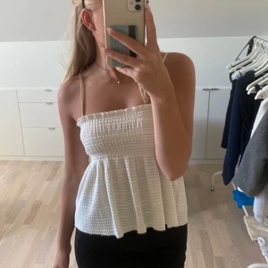 Topp från mango i strl XS - Vit topp från mango i strl XS, säljer för 130 + fraktkostnad. Väldigt töjbar 