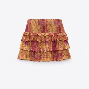 Rosa/ gul Zara kjol  - Färgglad kjol från zara med volanger som är super fin men tyvör aldrig kommit till användning. Storlek m men passar mer en xs-s