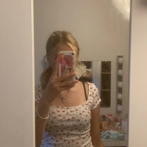 Tröja - Jätte gullig tröja med små blommor på!🫶🏼