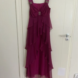 Klänning  - Mycket bra nästan nya klänning till salu..säljs till 1000 kr.