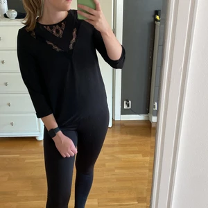 Blus Vero Moda - Svart blus från Vero Moda i storlek XS, passar även som S. Spets vid bröstet & knappar längs ryggen som en fin detalj.