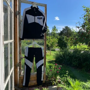 Pumadress  - Över- och underdel säljs tillsammans. Använd vid ett fåtal tillfällen och är i mycket fint skick. 