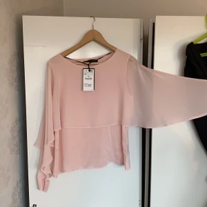 Fin sommarblus från ZARA - Väldigt fin, helt oanvänd sommarblus