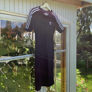 Adidasklänning  - Klänning i fint skick. (obs det är skugga på sista bilden - klänningen är helt utan fläckar) 