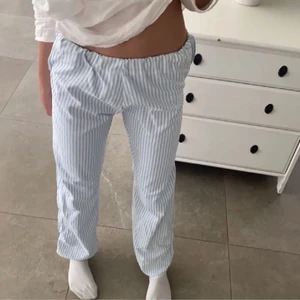 Randiga pyjamasbyxor i strl Xs/S - Säljer dessa egensydda randiga pyjamasbyxor. En ficka fram och andra bak 😬. Säljer billigt. Innerbenslängd 72cm och midjemått 32cm fast med resår. Skriv privat vid intresse💕💗