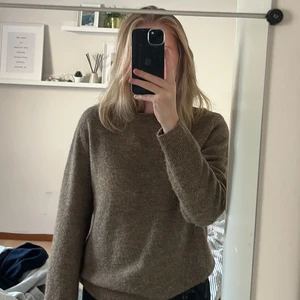 Brun stickad tröja - Superfin brun stickad tröja i jättebra skick. Storlek S!