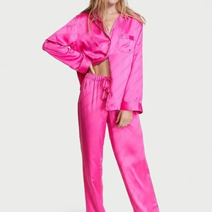 Victoria secret pyamas - Säljer mitt fina Victoria secret set. Använd ett fåtal gånger. Skriv privat för fler frågor💗 Org pris: 1000