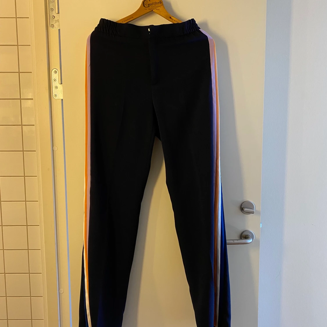 Kostymbyxor med färgglada ränder