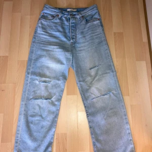 Levis jeans  - Säljer blåa Levis jeans med hål. Köpt för 1300kr.
