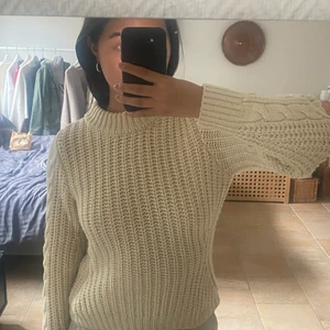 Stickad tröja - ZARA - Jättefin stickad tröja från Zara! Tröjan är i storlek S men passar allt från 34-38! Den är knappt använd alltså väldigt bra skick! Jättefin färg