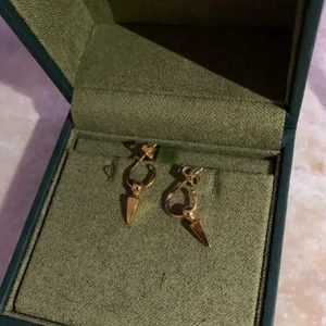 Maria Nilsdotter  - Säljer detta örhänge har två stycken, kan sälja antingen båda eller ett. Dom är o nyskick knappt andvända och såklart äkta har kvitto och box som följer med i köpet. Ett kostar 1200 och två 2500kr❤️