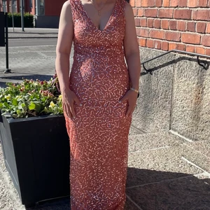 Festklänning - En klänning till salu. Använd enbart en gång. Priset kan diskuteras och jag står för frakten. 