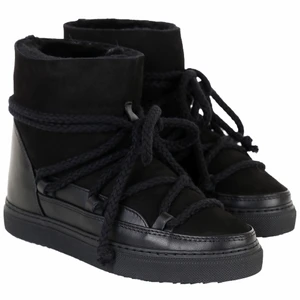 inuikiis - Säljer mina inuikiis, perfekta till hösten och vintern! Skriv privat för egna bilder🫶🏼  Hyfsat använda men inte sönder eller slitna!