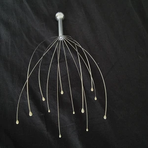 Huvud massage  - Ont i huvudet eller vill du massera bort dina spänningar i huvudet, då ska du prova en huvudmasserare  huvudmasseraren smeka och massera över ditt huvud, nu med dubbla spröt för dubbel effekt. Känn hur rysningar och njutning tar över varandra i denna.