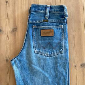 Vintage jeans av märket wrangler. Från 70-talet. Står ingen storlek, mäter med måttband ungefär 35 cm i midjan (framsidan) och från grenen 78 cm i längd.