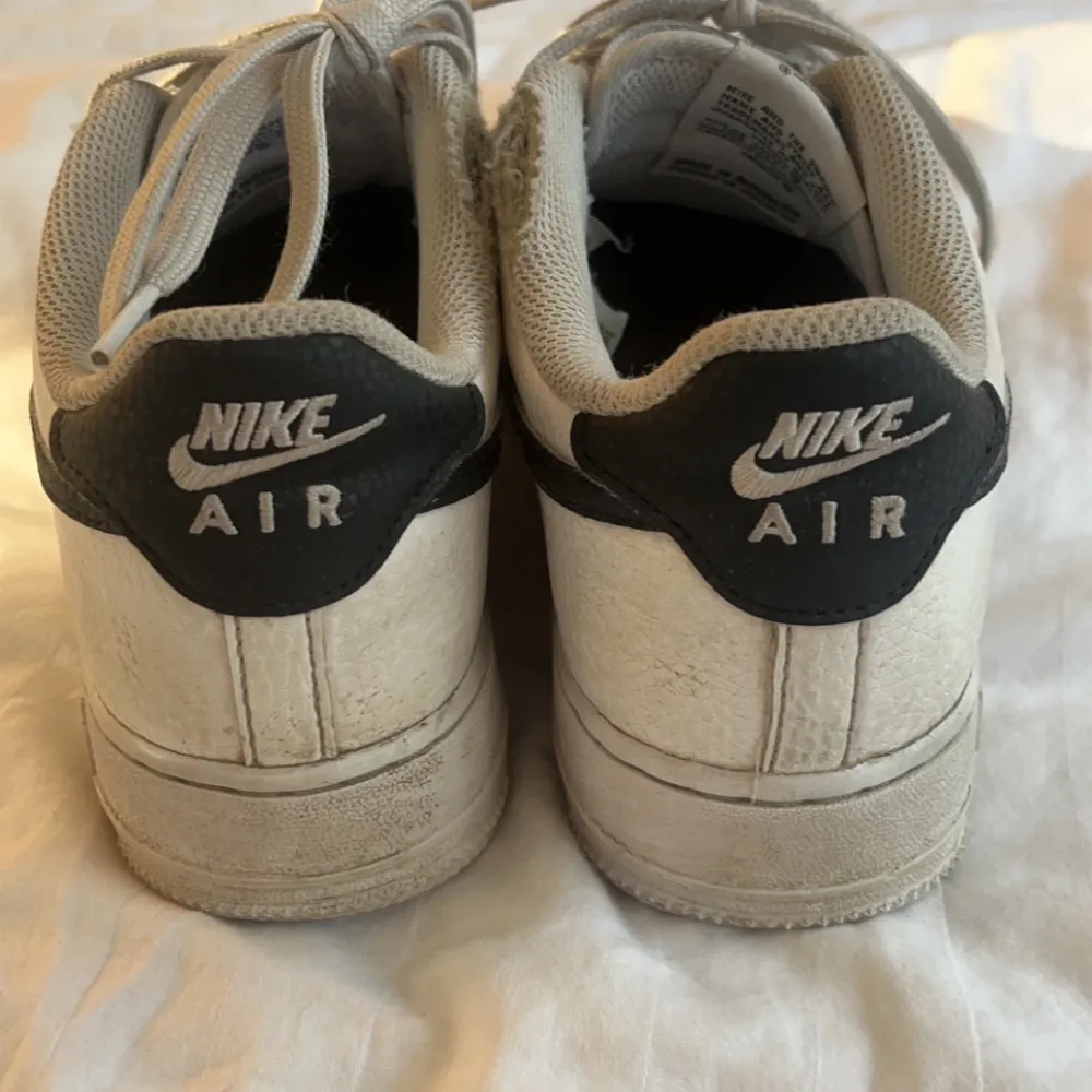 jag ska nu sälja mina Nike air force med svart Nike märke pågrund av att jag ska köp nya :) lite små skavanker på skorna men inte jätte märkvärdigt nypris på dom är 1349 kronor :) köparen står för frakt. Skor.