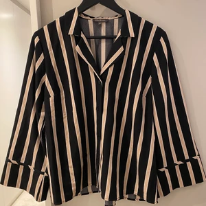 Randig skjorta storlek 40 - Randig skjorta i storlek 40. Knappt använd !