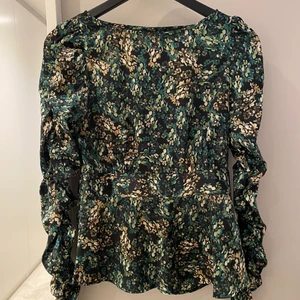 Grönblommig blus storlek s  - Använd ett fåtal gånger, nyskick! 