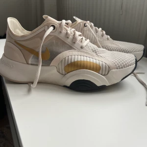 Nike löparskor/springskor/träningsskor superrep go - Nya löparskor/springskor/träningsskor använda en gång men säljer pga för små.  Nike superrep go 
