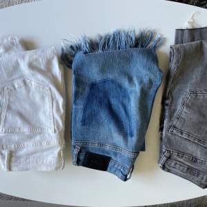 Jeans i grå, blå och vit färg, alla i storlek 34. 50 kr/st eller alla 3 för 100 kr. 
