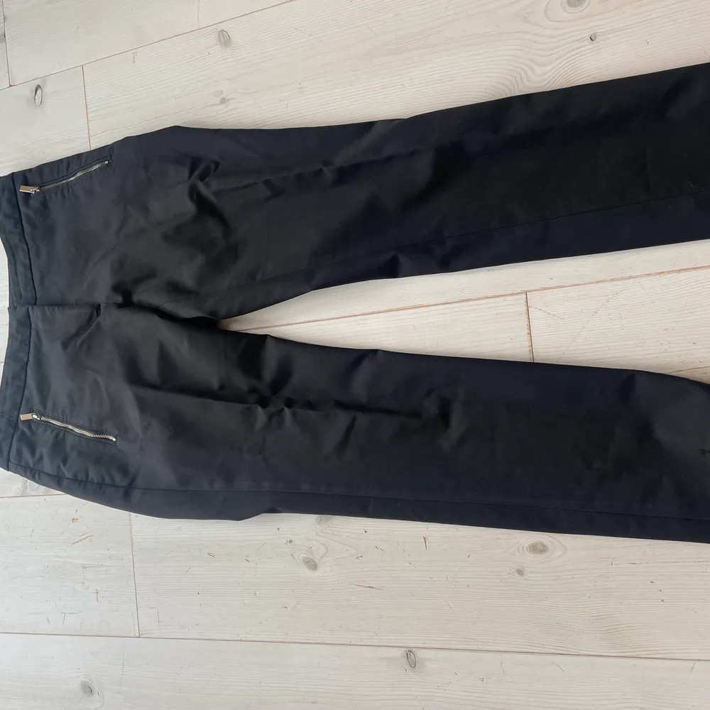 Svarta kostymbyxor köpta på HM, säljer dom för dom blivit för små…  Strl36, 50kr + bud . Jeans & Byxor.