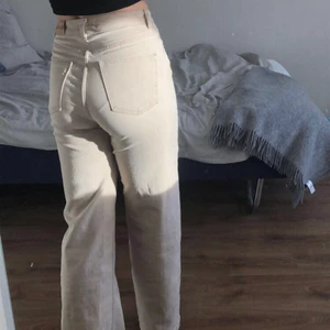 Beigea jeans - Ett par jättefina, sköna, ljusbeigea jeans som tyvärr inte kommer till användning. Storlek S, jättebra skick och de är köpta på NA-KD för 659 kr, men de säljs för 200. Köpare står för frakt och kom gärna privat vid eventuella frågor💞💞