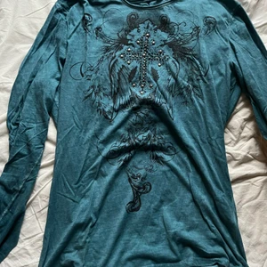 y2k tröja - Tunn långärmad tröja med y2k stuk från secondhand. Om du har några frågor så är det bara att kontakta! :)