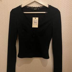jättefin svart långärmad tröja med spets & knappar! nyskick med prislapp kvar! nypris 279kr jag säljer för 200! 