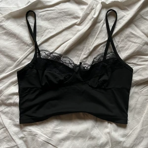 Svart topp - Liten svart topp med spets från AliExpress som inte kommer till användning. Storlek står ej men skulle gissa på storlek s eller xs. Om du har några frågor så är det bara att kontakta! :)