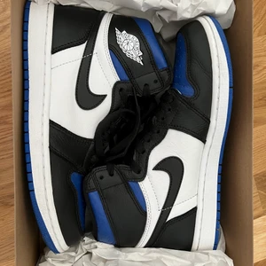 Air Jordan 1 Retro High OG 'Royal Toe' - Hej☺️ Nu säljer jag mina jordans som jag köpte för 1,5 år sedan men har tyvärr aldrig kommit till användning mer än 3 gånger. Orginalförpackning, blåa skosnören och crease skydd fås med. Orginalpris 3500 kr. Köparen står för frakten😊 Skriv för fler bilder🥰
