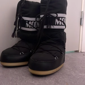 MOON BOOTS - Säljer mina kära moonboots då dom inte fick sån bra användninh förra året. Dom är som sagt knappt använda men man ser ju att dom inte är splitter nya. Dom är använda kanske 10 gånger under vintern otroligt varma och mysiga