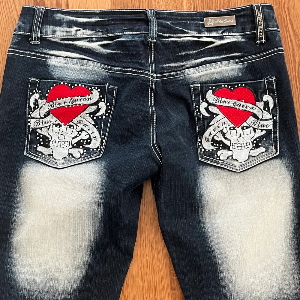 Så häftiga dödskalle jeans som är i toppen skick! Säljer då de aldrig används! Storlek 14 men passar M/L!. Jeans & Byxor.