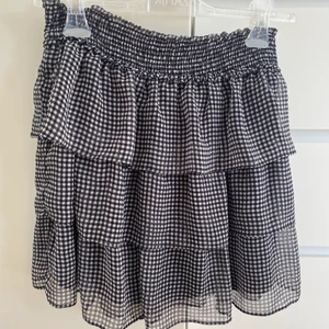 Rutig volangkjol - Superfin rutig volangkjol från H&M som är i superfint skick!💕💕 