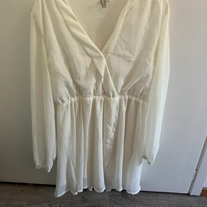 Festklänning/studentklänning - En väldigt vacker klänning som jag använt väldigt få gånger. Beställde hem den från Nelly hemsida och då kostade den 499 kronor. 