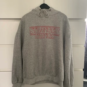 Stranger Things hoodie - En Stranger Things hoodie från Pull&Bear, står inte någon storlek men skulle säga S/M. Köparen står för frakt💓