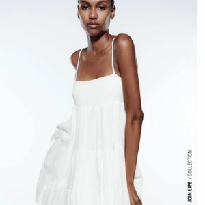 Vit klänning - Säljer denna söta klänning från Zara då den inte längre kommer till användning💞(klicka inte på köp funktionen utan skriv till mig!)